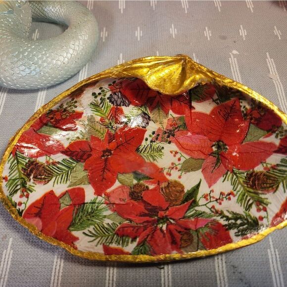 DECOUPAGE CLAM SHELL DECOUPAGE CHRISTMAS POINSETTIA ON A CLAM SHELL TRINKET DISH - Picture 4 of 10